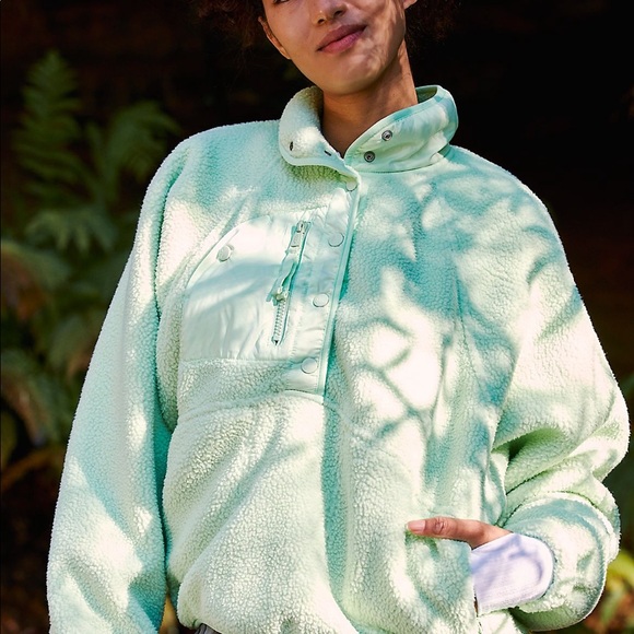 Free People Jackets & Blazers - Free People Hit the slopes pullover